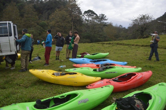 kayakistas en acción